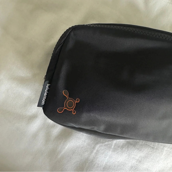 🆕🖤 Lululemon Orangetheory OTF Everywhere Belt Bag Black - Picture 2 of 6